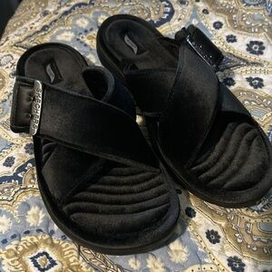 Skechers GO Lounge ArchFit Women’s Black Fuzzy Sandel/Slippers 9